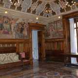 La residenza oggi ospita studi legali, ma al suo interno si trovano anche cinque immaginifici saloni, ciascuno in uno stile architettonico diverso
